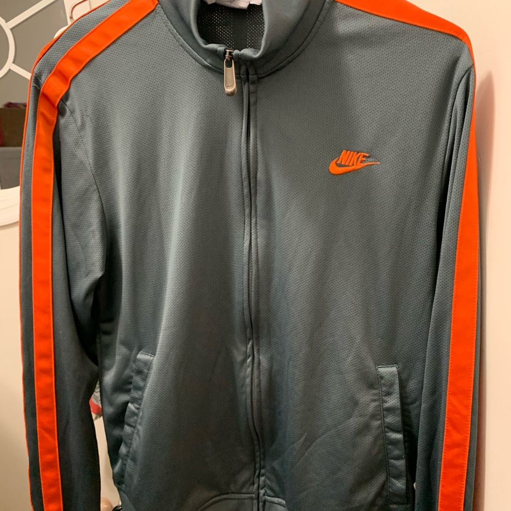 Men’s Nike lightweight full zip gray jacket
